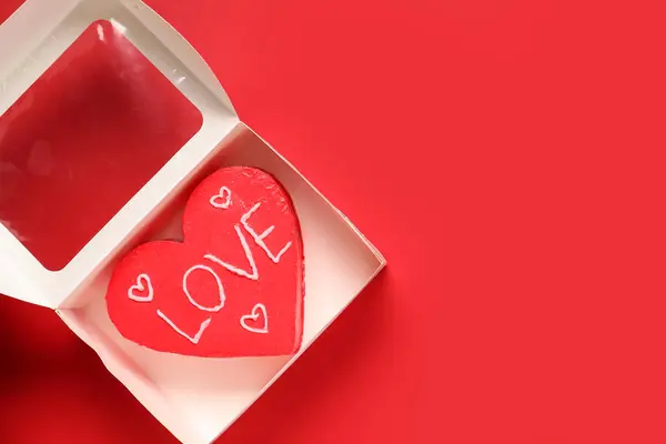 Коробка Серцеподібним Пирогом Червоному Тлі Святкування Дня Святого Валентина — стокове фото