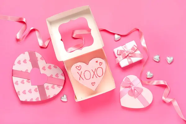Ciasto Bento Kształcie Serca Pudełkami Czekoladowymi Cukierkami Różowym Tle Święto — Zdjęcie stockowe