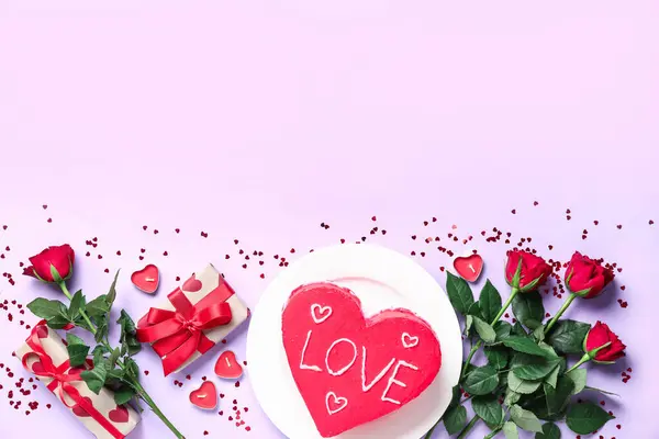 보라색 배경에 장미와 모양의 케이크 발렌타인 — 스톡 사진