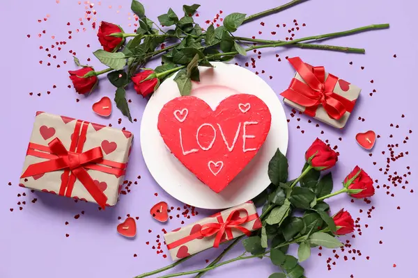 보라색 배경에 장미와 모양의 케이크 발렌타인 — 스톡 사진