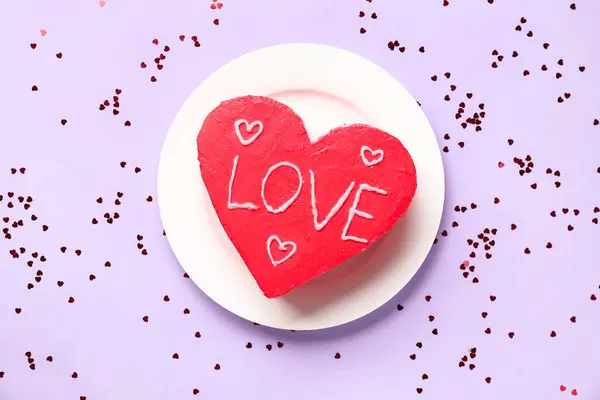 Πιάτο Bento Κέικ Σχήμα Καρδιάς Και Κομφετί Μωβ Φόντο Γιορτή — Φωτογραφία Αρχείου