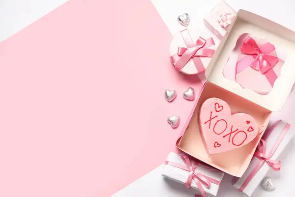 Ciasto Kształcie Serca Wieloma Pudełkami Czekoladowymi Cukierkami Różowym Tle Święto — Zdjęcie stockowe