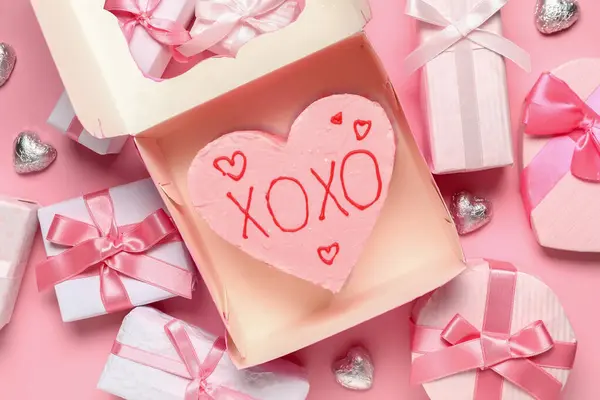 Ciasto Kształcie Serca Wieloma Pudełkami Czekoladowymi Cukierkami Różowym Tle Święto — Zdjęcie stockowe