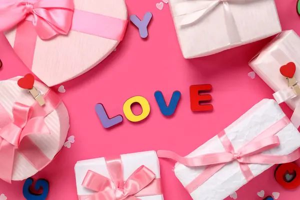Skład Słowem Miłość Różne Pudełka Walentynki Uroczystości Różowym Tle — Zdjęcie stockowe