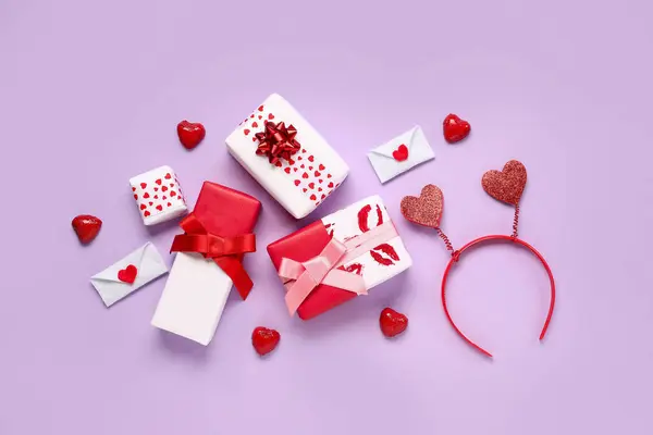 礼品盒上有红心和紫丁香背景的节日帽带 情人节庆祝活动 — 图库照片