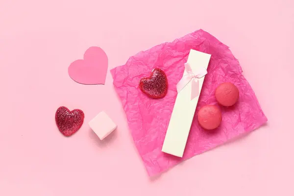 Caixas Presente Bonitas Com Coração Papel Macaroon Saboroso Fundo Rosa — Fotografia de Stock