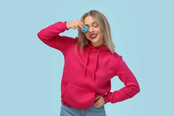 Glückliche Junge Frau Mit Süßer Makrone Auf Blauem Hintergrund — Stockfoto