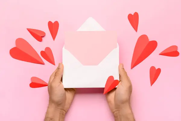 Mãos Masculinas Com Envelope Cartão Branco Corações Papel Vermelho Sobre — Fotografia de Stock