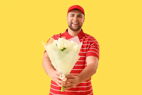 Entrega Hombre Con Flores Sobre Fondo Amarillo —  Fotos de Stock
