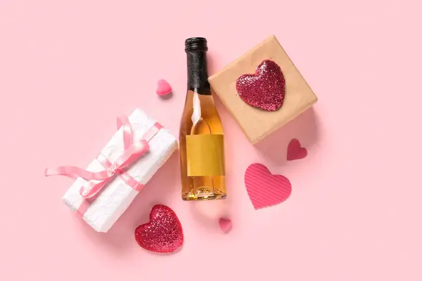 Бутылка Шампанского Подарочными Коробками Декором Розовом Фоне Празднование Дня Святого — стоковое фото