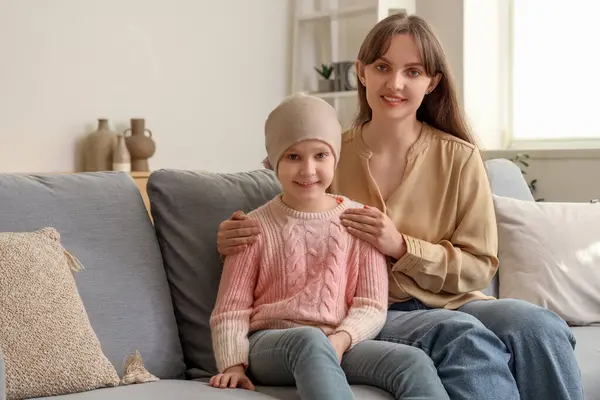 Menina Após Quimioterapia Com Mãe Sentada Sofá Casa Dia Internacional — Fotografia de Stock