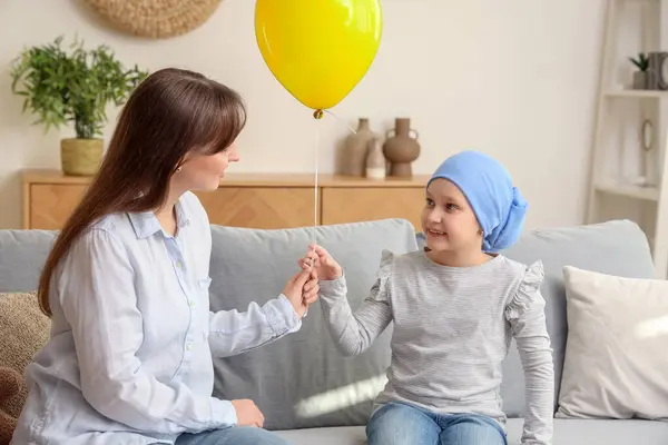 Menina Após Quimioterapia Com Balão Azul Sua Mãe Casa Dia — Fotografia de Stock