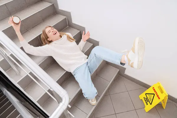 여자는 계단에서 단계에 떨어졌다 — 스톡 사진
