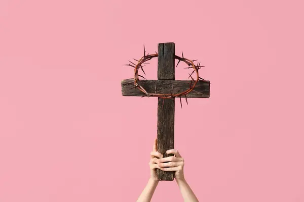 Samičí Ruce Dřevěným Křížem Trnovou Korunou Růžovém Pozadí Velký Pátek — Stock fotografie