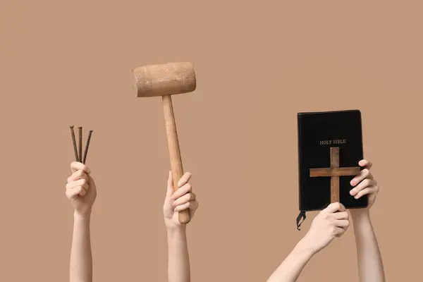 Mãos Femininas Com Unhas Martelo Madeira Bíblia Sagrada Sobre Fundo — Fotografia de Stock