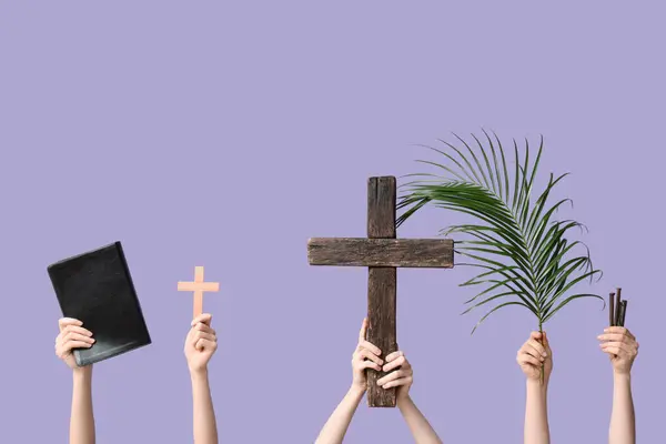 Mãos Femininas Com Bíblia Sagrada Cruzes Madeira Folha Palma Unhas — Fotografia de Stock