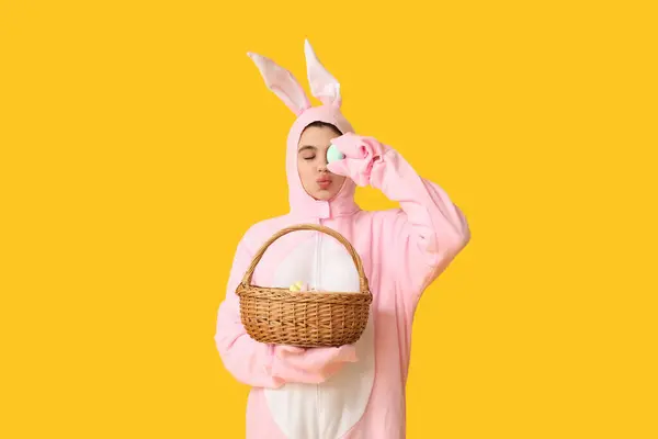 Красива Молода Жінка Костюмі Кролика Тримає Плетений Кошик Паски Яйцями — стокове фото
