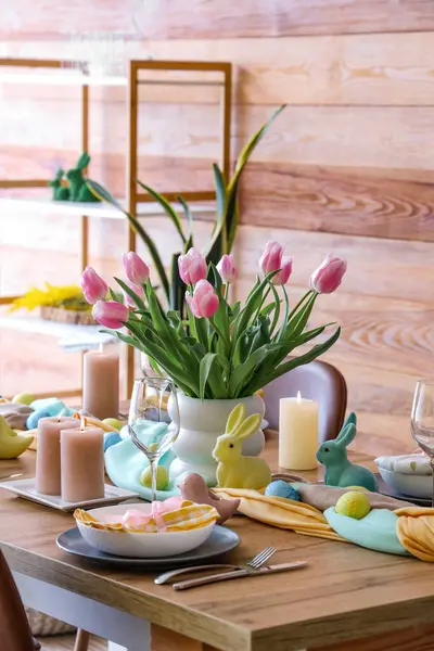 Schöne Oster Tischdekoration Mit Vase Aus Tulpen Besteck Und Bemalten — Stockfoto