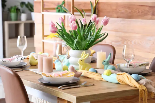 Schöne Oster Tischdekoration Mit Vase Aus Tulpen Besteck Und Bemalten — Stockfoto