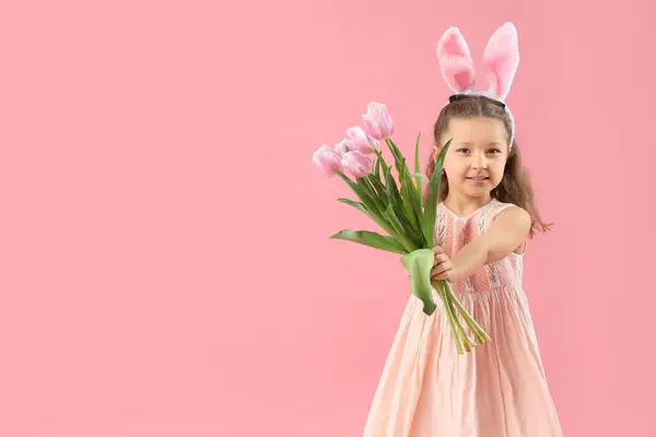 Schattig Klein Meisje Konijntjes Oren Met Boeket Van Mooie Tulpen — Stockfoto