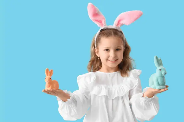 Schattig Klein Meisje Konijnenoren Met Speelgoed Konijn Blauwe Achtergrond Pasen — Stockfoto