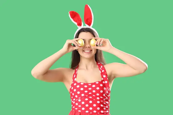 Красивая Молодая Женщина Кроличьи Уши Пасхальными Яйцами Зеленом Фоне — стоковое фото