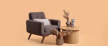 Vazolarda otlar ve bej arka planda gri koltuklar olan ahşap kahve masası.