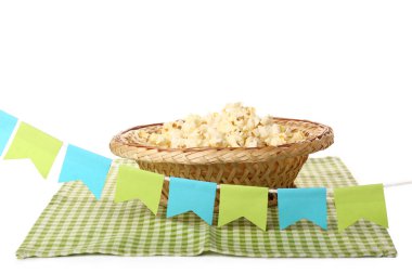 Beyaz arka planda patlamış mısır, peçete ve kağıt bayraklı hasır şapka. Festa Junina (Haziran Festivali) kutlaması