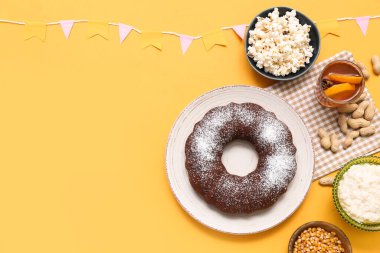 Sarı arka planda Festa Junina (Haziran Festivali) için bayraklı geleneksel yiyecekler