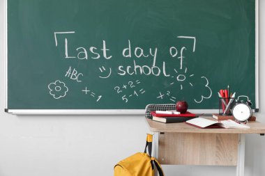 Okulun son günü karatahtaya çizim yapılmış metni sınıfta