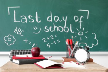 Okulun son günü karatahtaya çizim yapılmış metni sınıfta