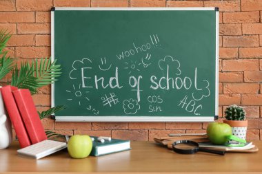 Okulun Sonu ve sınıfta çizimler içeren karatahta