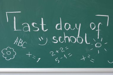Okulun son günü tahtaya çizimlerle dolu metni