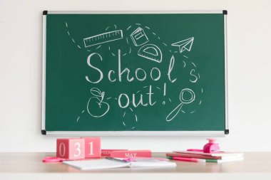 Yazılı karatahta okul bitti, çizimler ve masa sınıfta.