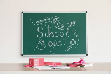 Yazılı karatahta okul bitti, çizimler ve masa sınıfta.