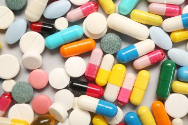 Gri arka planda farklı haplar