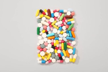 Gri arka planda farklı haplar