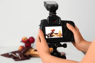 Stüdyoda lezzetli elmalı turtanın fotoğrafını çeken kadın fotoğrafçı.