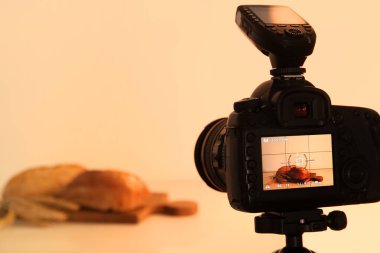 Stüdyoda profesyonel fotoğraf makinesi sergilenmekte.