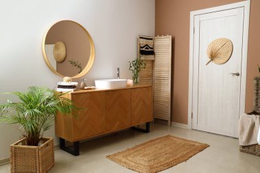 Lavabosu, aynası ve kapısı olan bir kaplıca salonu.