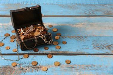 Mavi ahşap arka planda hazineleri olan eski sandık.