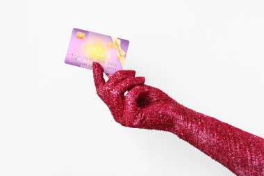 Beyaz arka planda hediye kartı olan boyalı kadın eli, yakın plan.