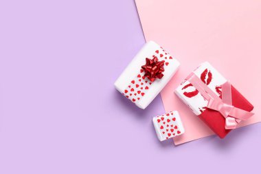 Kalpli hediye kutuları ve leylak arkaplanda ruj izleri. Sevgililer Günü kutlaması