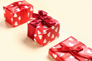 Sarı arka planda kalpler olan hediye kutuları. Sevgililer Günü kutlaması