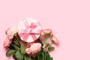 Pembe arka planda gül buketi olan hediye kutusu. Sevgililer Günü kutlaması