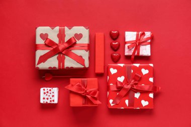 Kırmızı arka planda şekerler olan güzel hediye kutuları. Sevgililer Günü kutlaması