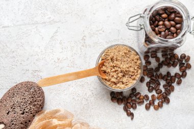 Vücut fırçası, kahve çekirdekleri ve hafif arka planda banyo malzemeleriyle kompozisyon