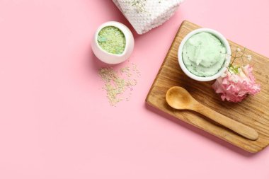 Pembe arka planda vücut fırçası ve deniz tuzu ile kompozisyon