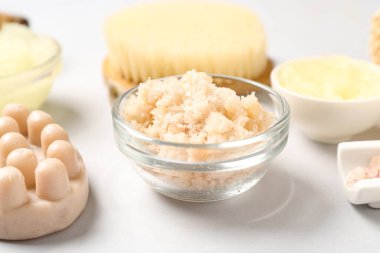 Beyaz arka planda fırça ve sabunla ovala. Vücut masajı konsepti