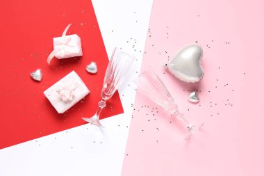 İçinde hediye kutuları, balon ve renkli konfeti olan şampanya bardakları. Sevgililer Günü kutlaması